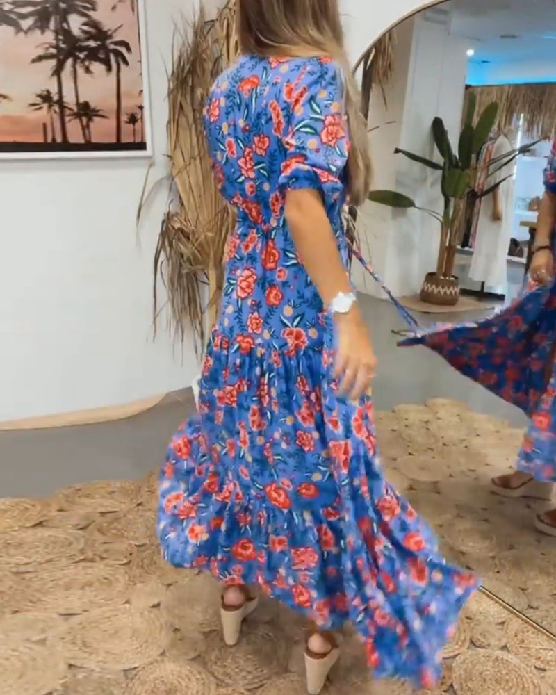 Kjole med rosetrykk og splitt