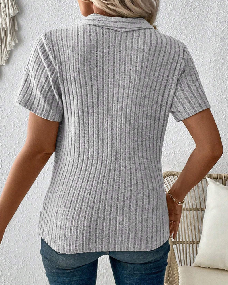Casual bluse med korte ermer og korslagte bånd