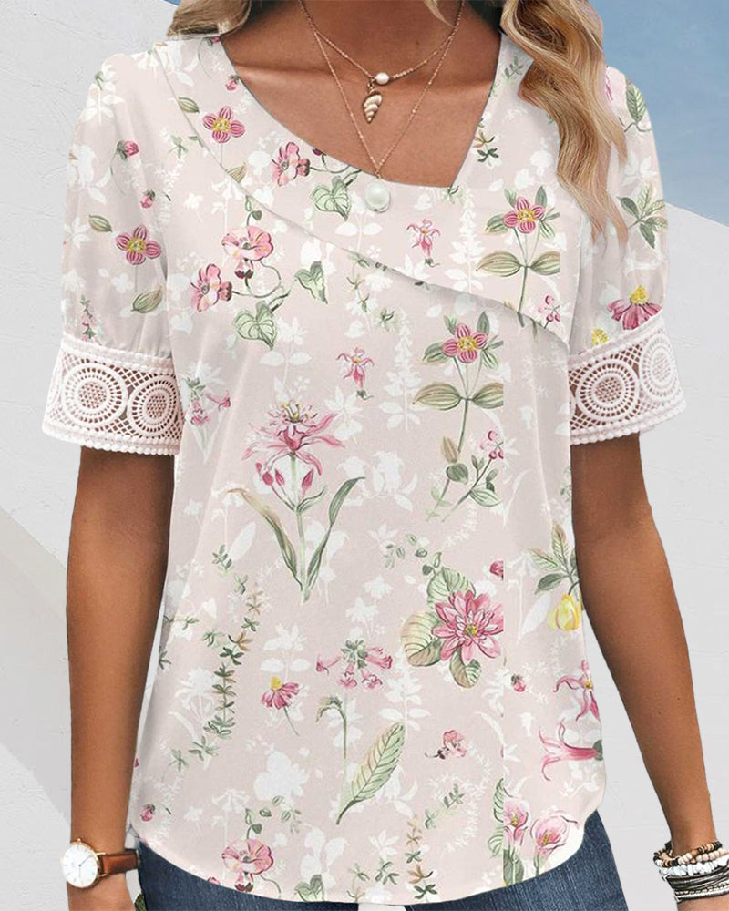 Topp med korte ermer og blomstermønster