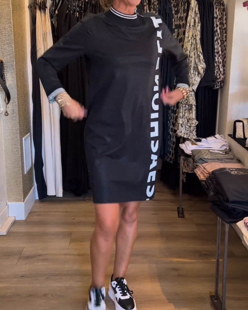 Uformell kjole med bokstavtrykk