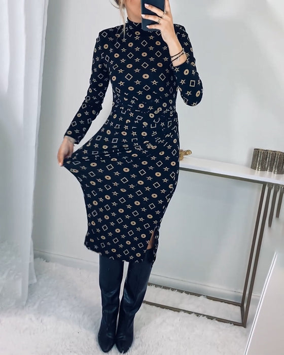 Elegant kjole med geometrisk trykk med høy hals