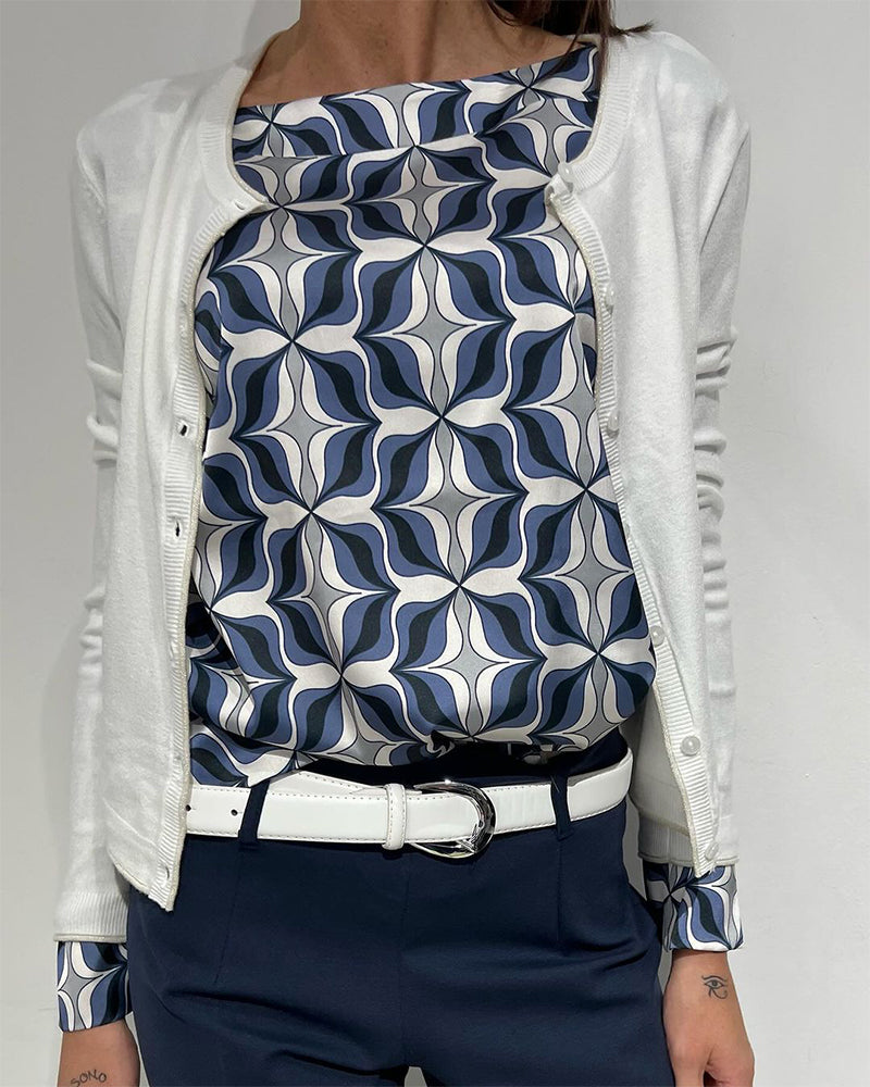 Topp med lange ermer og blomstermønster