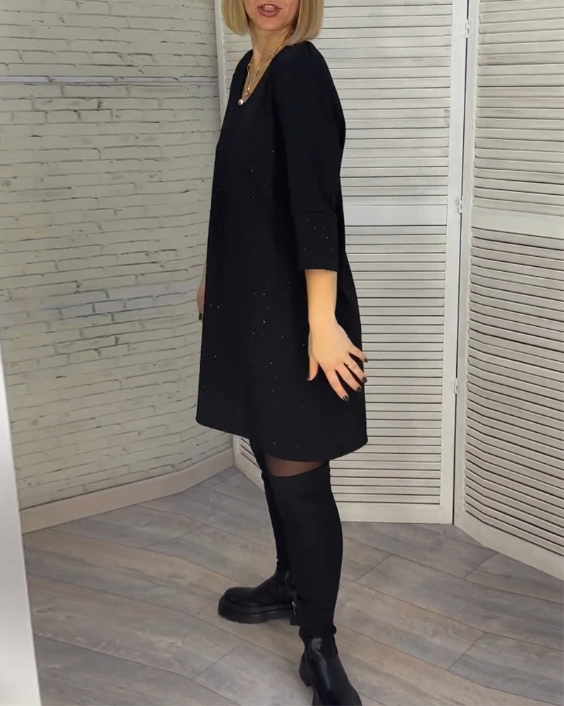 Elegant kjole med v-hals og trekvart ermer