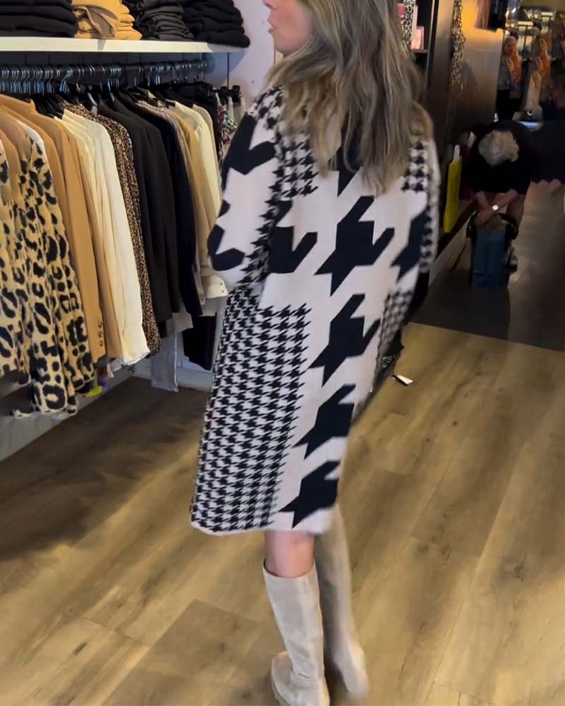 Kjole med langermet og houndstooth -mønster