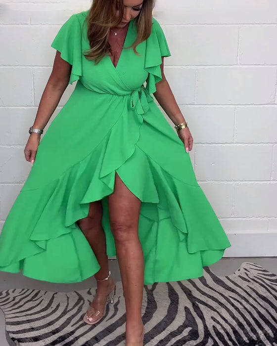 Elegant kjole med volanger i ensfarget splitt