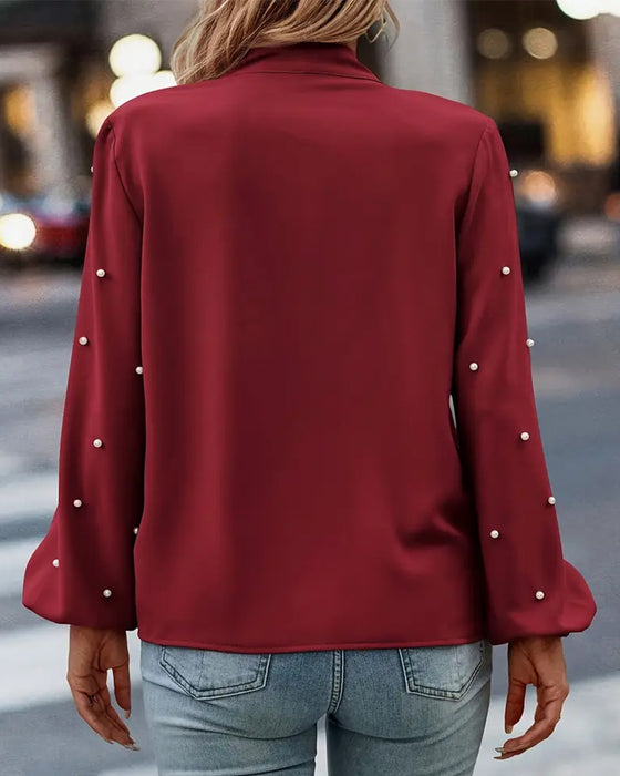 Blus Med Bånd, Perler Og Temperamental Stil