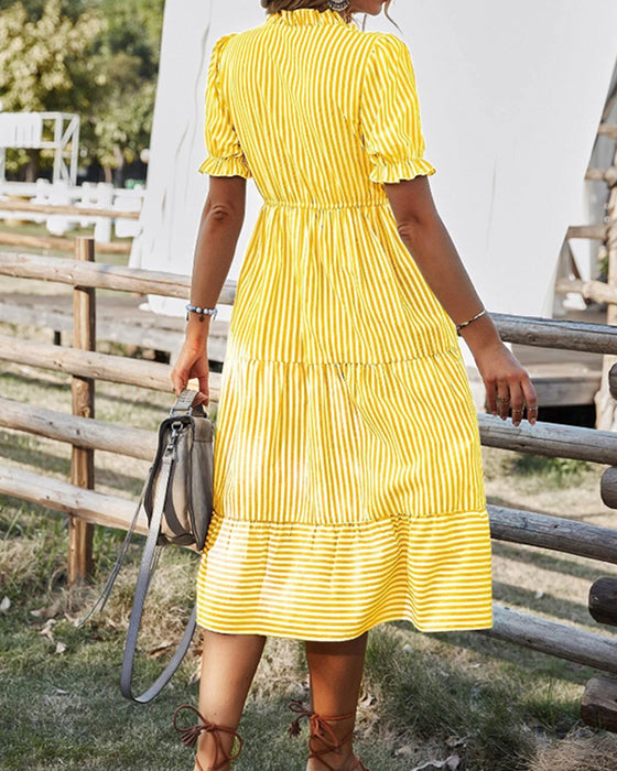 V-hals kjole med stripete trykk