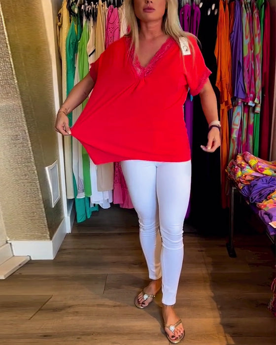 Ensfarget topp med spleiset v-hals