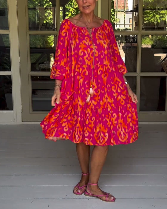 Kjole med løs trykk med klokkeermer