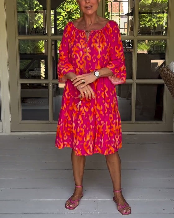 Kjole med løs trykk med klokkeermer