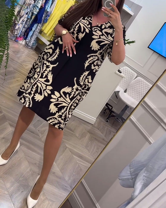 Løs kjole med retroprint med V-hals og kortermet