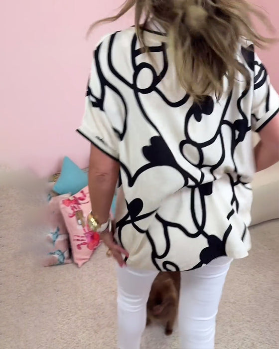 V-hals kortermet topp til hverdags med kontrasttrykk