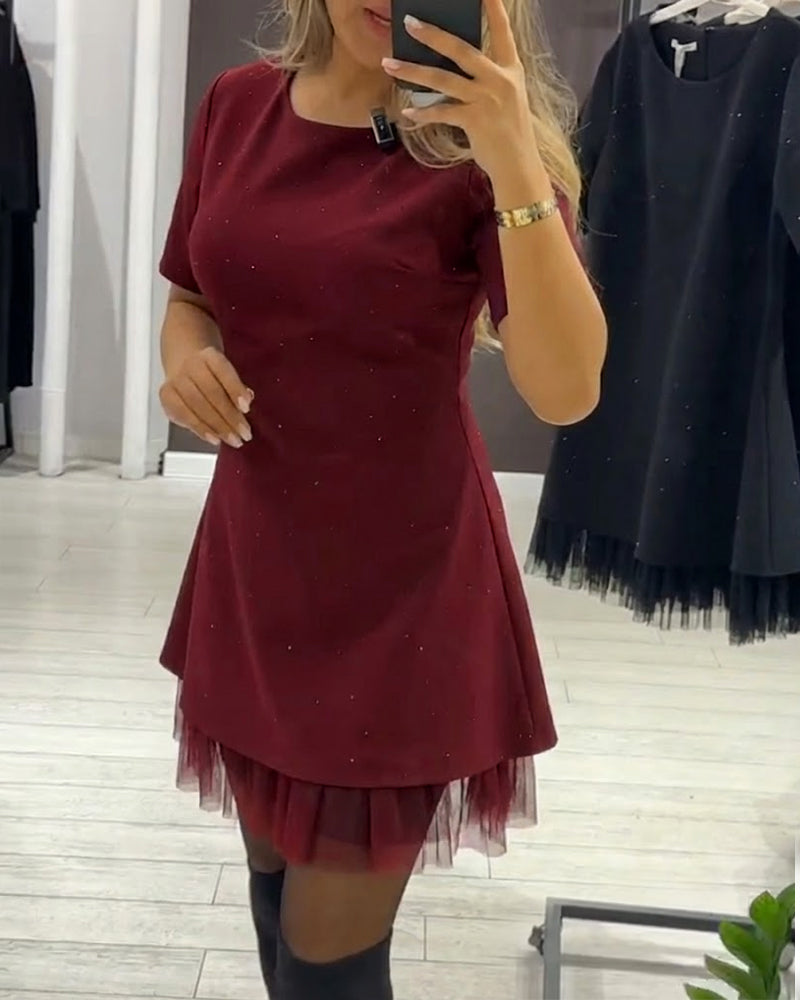 Elegant kjole med skimrende mesh-lappeteppe