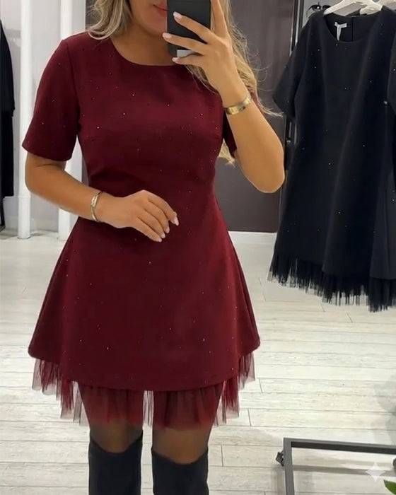 Elegant kjole med skimrende mesh-lappeteppe