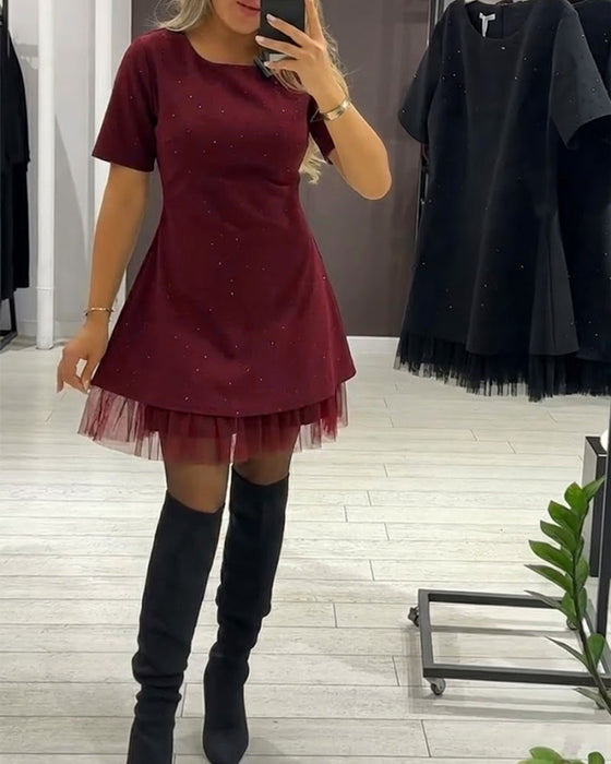 Elegant kjole med skimrende mesh-lappeteppe