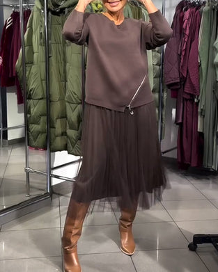 Stilig Sett Med Rundhalset Genser Og Glidelåsdetalj