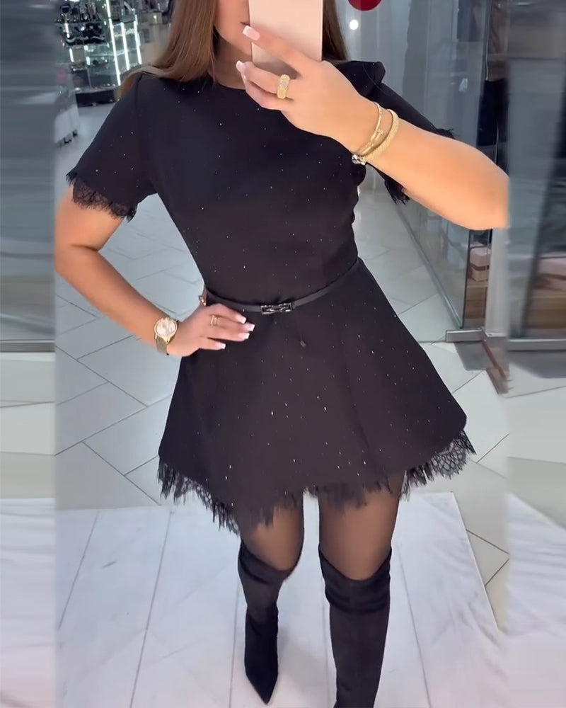 Glitrende Kniplingkjole Med Korte Ermer Og A-Linje