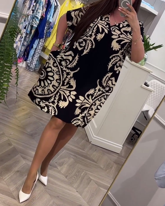 Løs kjole med retroprint med V-hals og kortermet