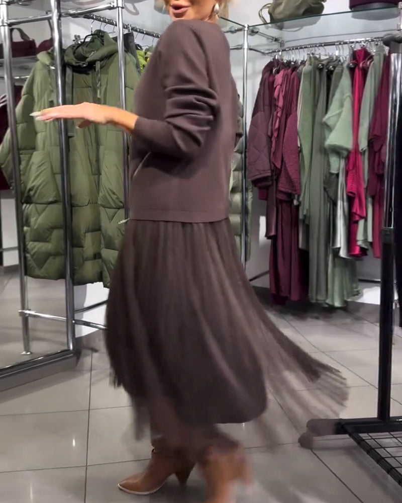 Stilig Sett Med Rundhalset Genser Og Glidelåsdetalj