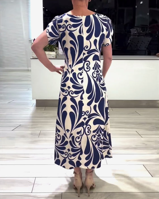Elegant kortermet kjole med kontrasttrykk