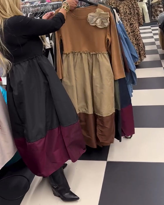 Elegant kjole med kontrasterende splitter