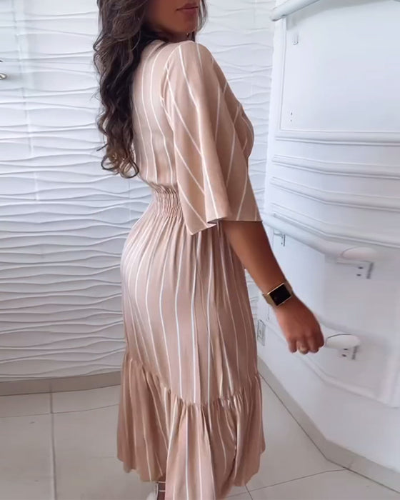 Uformell kjole med stripetrykk og snøring