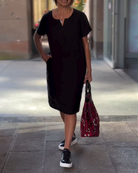 Ensfarget lommekjole med V-hals og kortermet