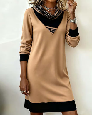 Kjole Med Halsringet Design, Fargeblokkdetalj Och Patchworkkunst