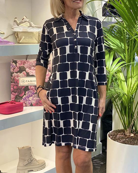 Kjole med oppslått krage med rutete mønster