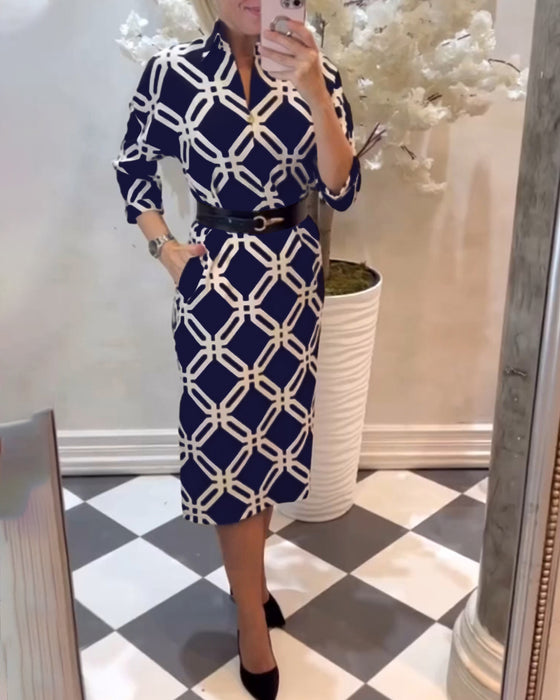 Elegant kjole med geometrisk trykk på siden