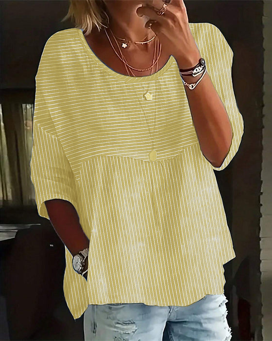 Avslappet topp med stripete trykk med rund hals