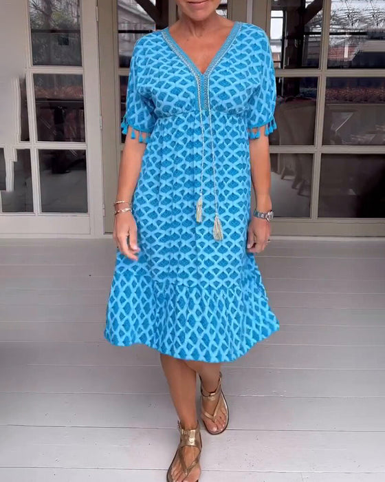 V-hals kjole i trykk med frynser