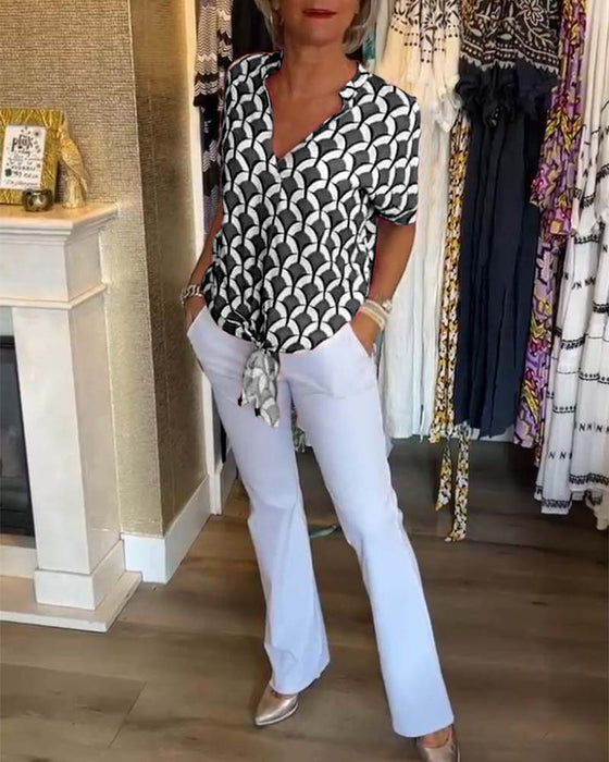 Uformell trykt topp med korte ermer og V-hals