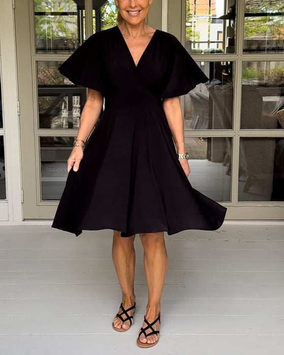 Ensfarget midjekjole med V-hals og sommerfuglerm