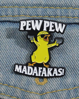 Brosje Med Bokstav & Tegneserie And Design