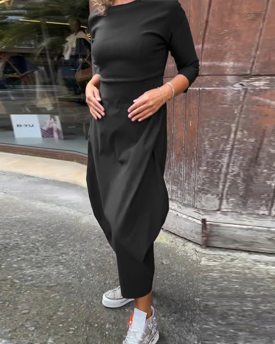 Enkel ensfarget og elegant kjole med lange ermer