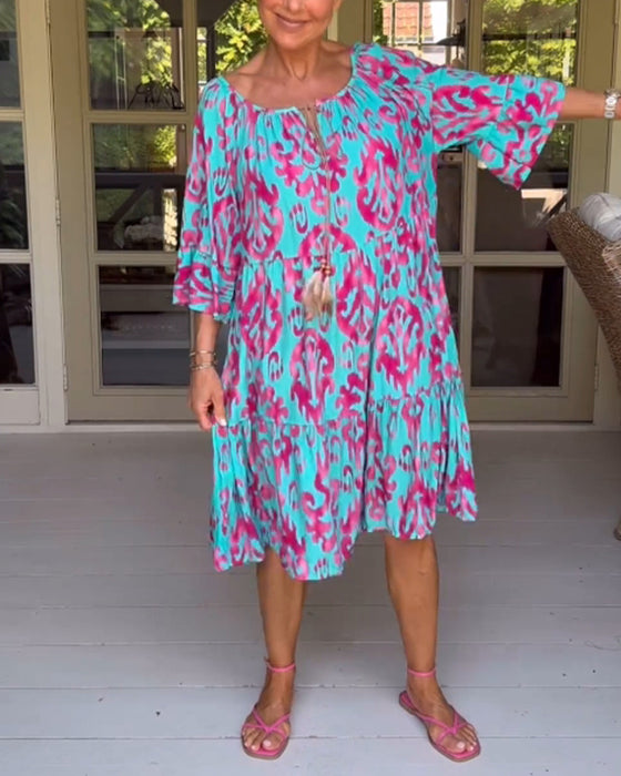 Kjole med løs trykk med klokkeermer