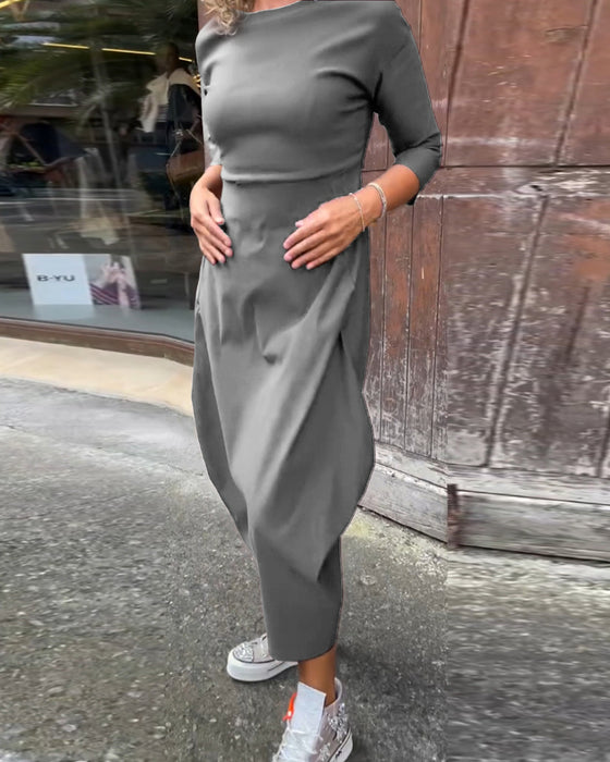 Enkel ensfarget og elegant kjole med lange ermer