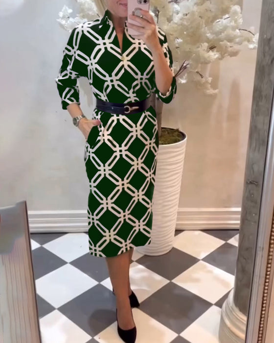 Elegant kjole med geometrisk trykk på siden