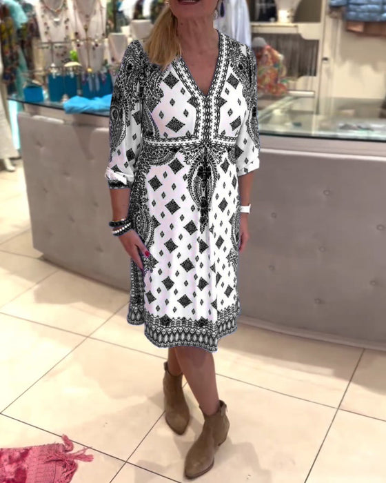 Elegant midikjole med V-hals