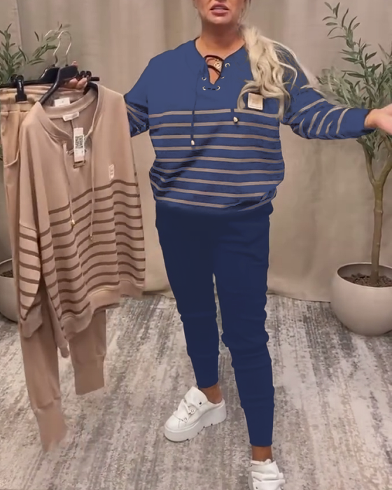 Todelt Sett Med Avslappet Stripet Sportsbukse Ved Ankelen