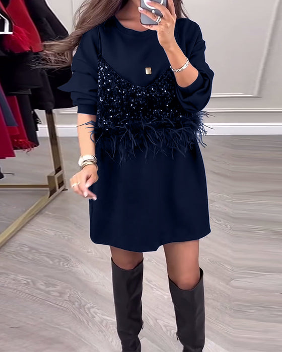 Mote ensfarget kjole med paljett og fjærpatchwork