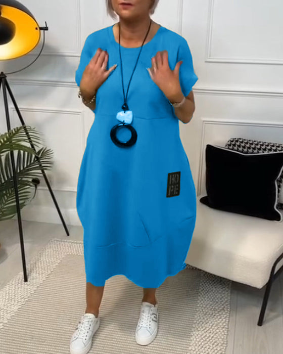 Enkel kortermet uformell kjole med bokstavtrykk