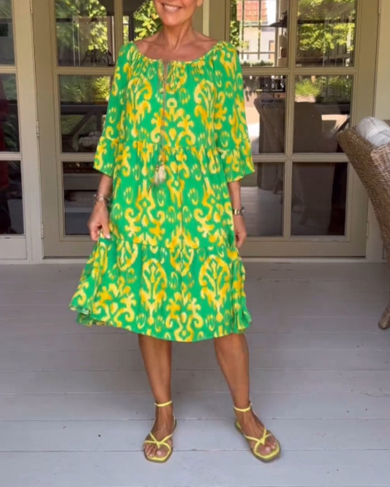 Kjole med løs trykk med klokkeermer