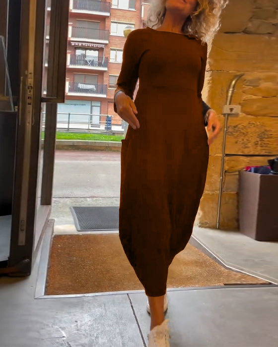 Ensfarget kjole med rund hals og lange ermer og lomme