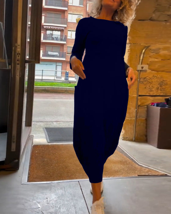 Ensfarget kjole med rund hals og lange ermer og lomme