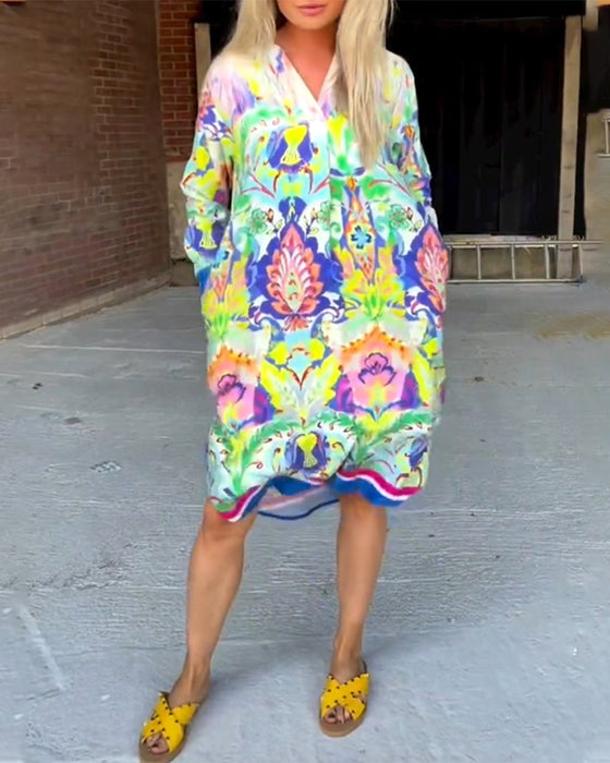 Løstrykt kjole med V-hals og trykk