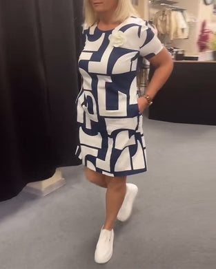 Kjole med rund hals med geometrisk trykk