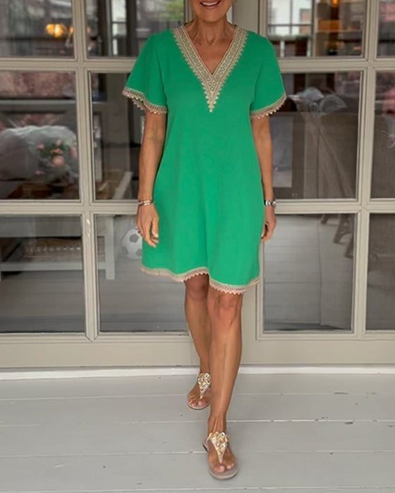 Elegant kjole i blonder med V-halspanel