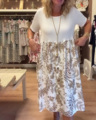 Kjole med avslappet temperament, trykk og rund hals